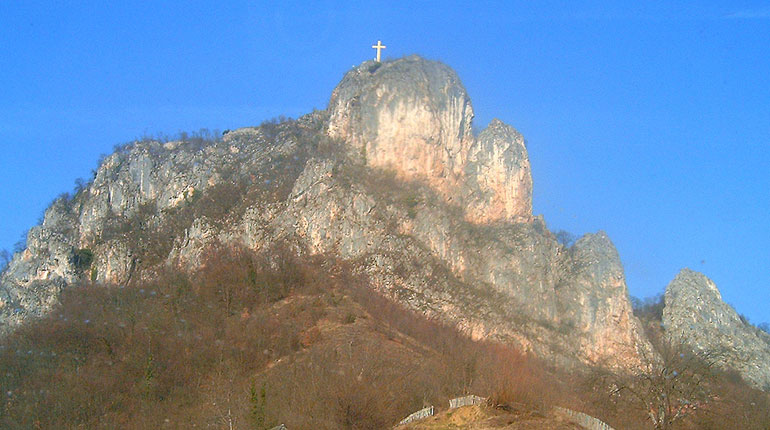 Krst iznad manastira